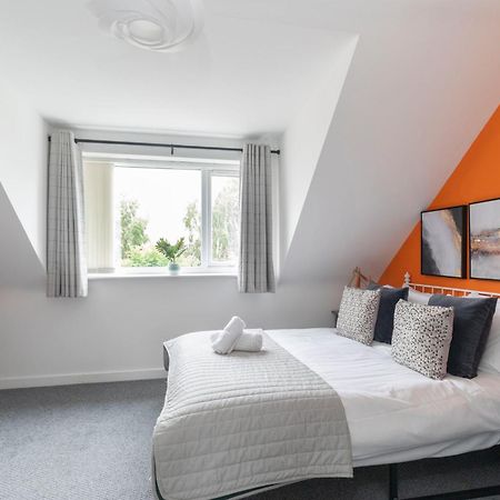 Modern Four Bedroom Four Bathroom Home Cheltenham Exterior photo